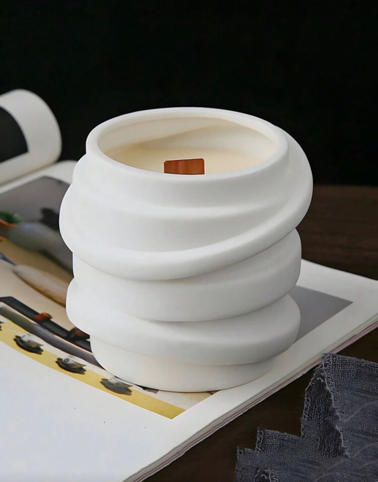 Contenitore artigianale in gesso – Design ondulato