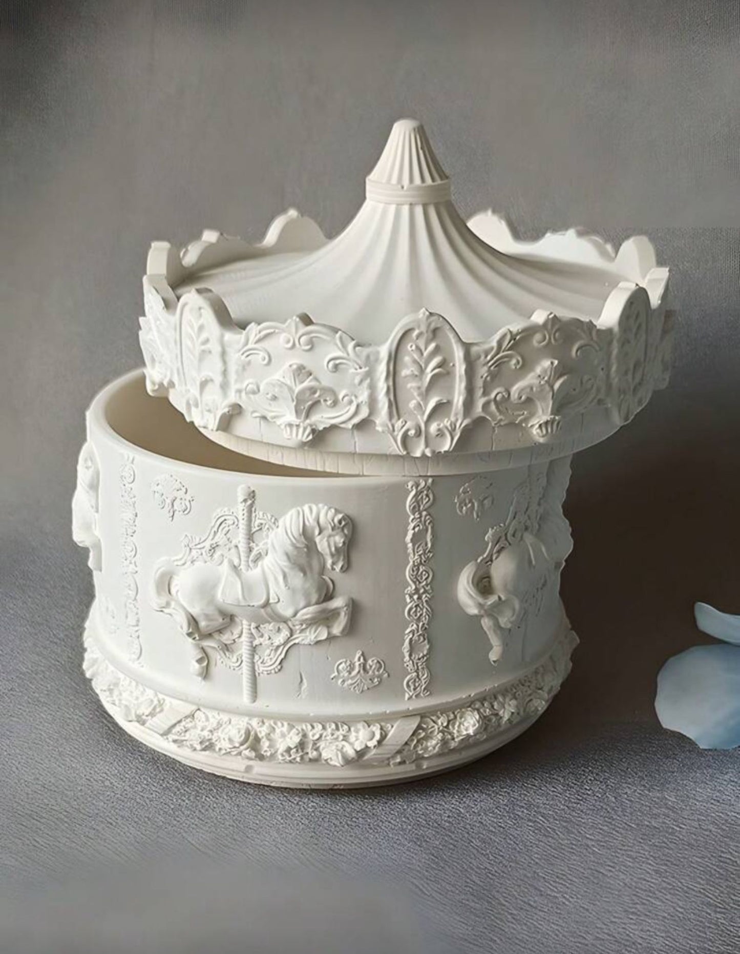 Contenitore decorativo in gesso con coperchio