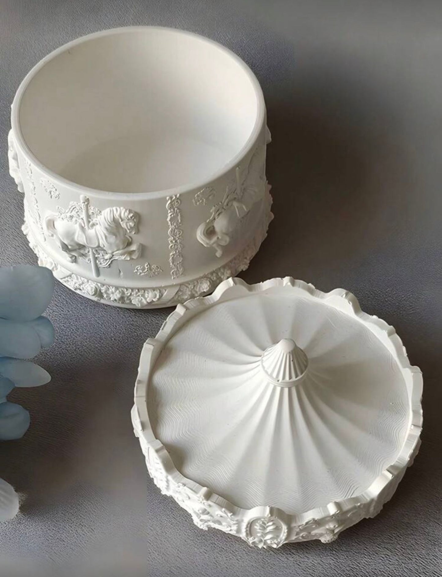 Contenitore decorativo in gesso con coperchio